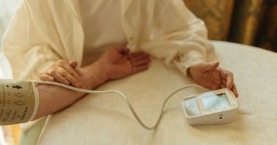 Blutdruck messen am Arm: Richtige Technik